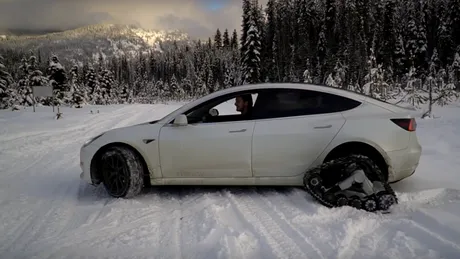 Snowmobil electric Tesla! Un șofer a pus șenile de zăpadă pe Tesla Model 3 - VIDEO