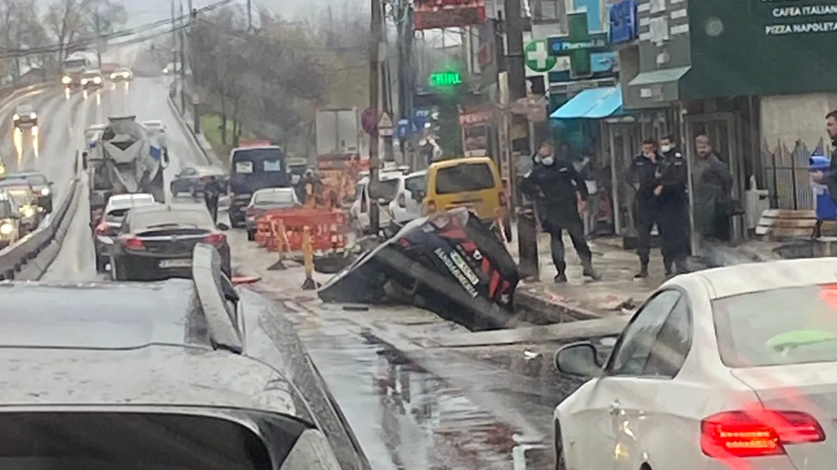 VIDEO. O mașină a Jandarmeriei a căzut într-o groapă. S-a întâmplat în București