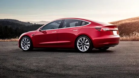 Tesla oferă opțiunea de a-ți colanta noua mașină. Totuși, prețul foarte mare nu se reflectă în calitatea lucrării – VIDEO