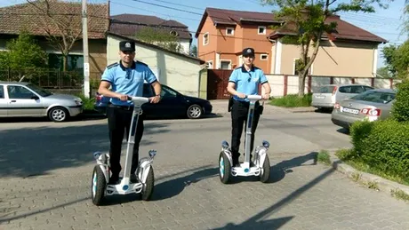 Maşinile sunt depăşite. Poliţiştii locali vor patrula pe segway şi cu şalupa 