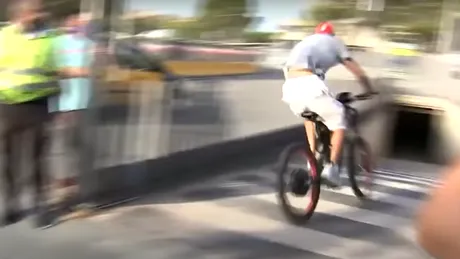 Gerard Pique a venit cu o super-bicicletă la meciul de pe Camp Nou - VIDEO