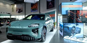 Foto | Noul Porsche Cayenne Turbo electric a ajuns la București. Preț de pornire de sub 170.000 de euro