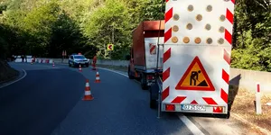 Video – Continuă lucrările de protecție a versanților pe DN 7 Valea Oltului