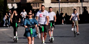 Trotinetele electrice, mai periculoase decât motocicletele. Riscul de a suferi un traumatism cranian e de 3,5 ori mai mare