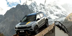 Jeep va introduce o nouă grilă pe modelul Avenger facelift. Tradiționalele șapte fante rămân elementul central