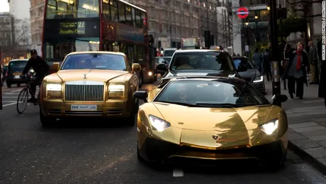 ”Flota” de maşini placate cu aur pe care un saudit şi-a adus-o la Londra. Include un Mercedes cu şase roţi. FOTO-VIDEO