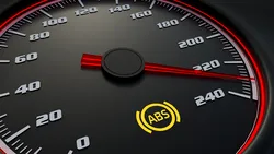 2025: Ce sancțiune riști dacă circuli cu martorul ABS aprins? Regula pe care puțini șoferi o cunosc