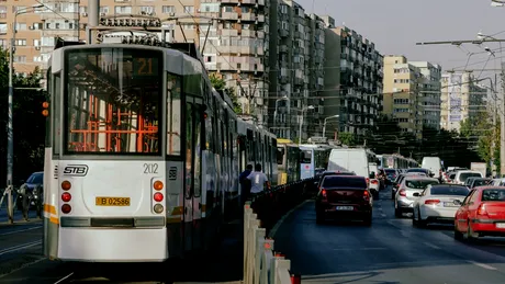 Pot șoferii să depășească pe linia de tramvai fără să ia amendă?