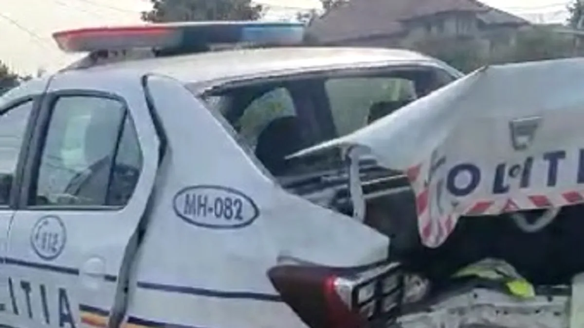 Doi poliţişti au fost răniţi după ce autospeciala în care se aflau a fost lovită din spate