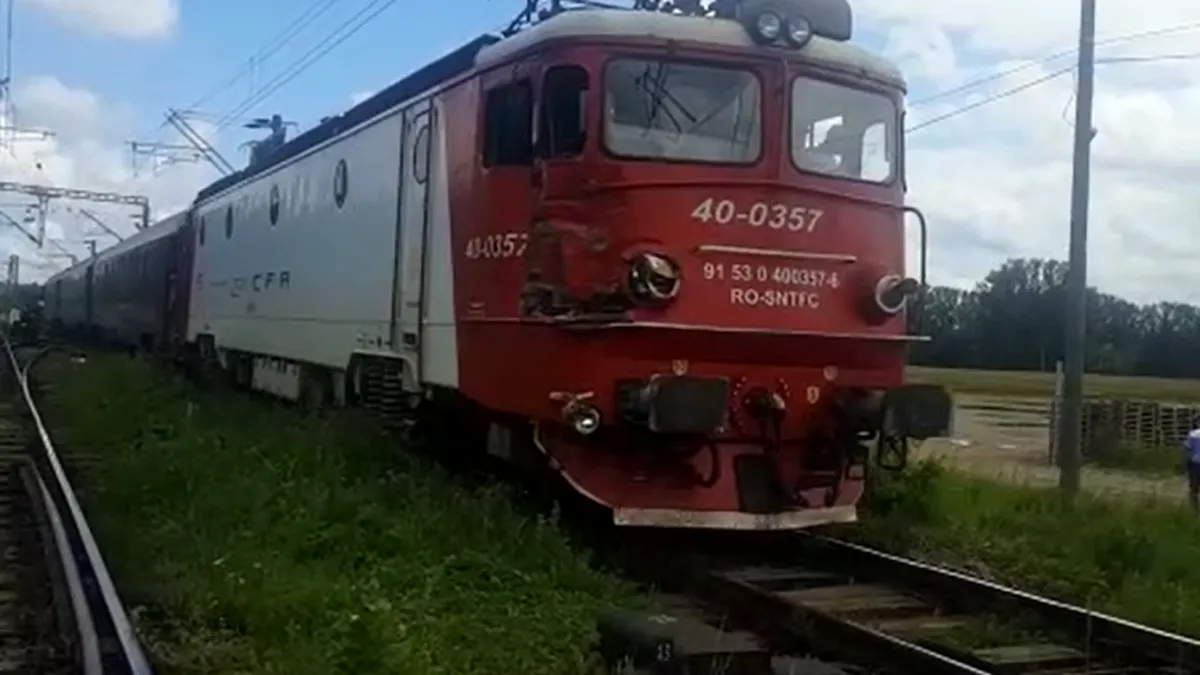 Accident feroviar la Suceava. O autobasculantă a fost lovită de tren - VIDEO