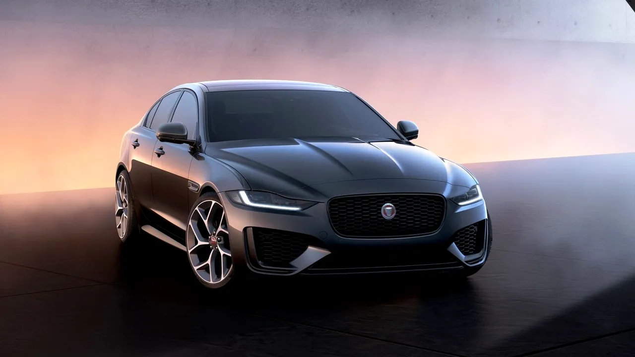 Jaguar introduce versiunea 300 Sport în gama modelelor XE și XF 