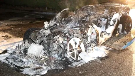 Ce a mai rămas dintr-un Jaguar F-Type incendiat