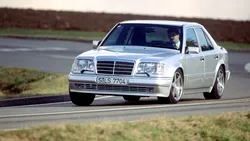 <span class='prepend'>Foto |</span> Ultimul exemplar al sedanului Mercedes dezvoltat alături de Porsche a devenit exponat de muzeu. Ultimul Mercedes E 500 are 420 km la bord