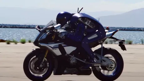 VIDEO Viitorul e aici: Yamaha a creat un robot care poate să conducă o motocicletă