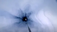 Au găurit gheața groasă de 900 m, au băgat o cameră și au încremenit: „Nu trebuia să fie acolo!”