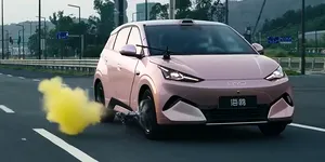 Video | Test extrem pentru un model BYD: Ce s-a întâmplat când cauciucul dreapta-față a explodat la 140 km/h