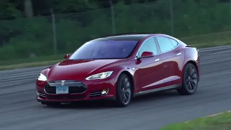 VIDEO Pilotul automat de pe Tesla oferă senzaţii tari la volan. Elon Musk: În caz de accident, şoferul e responsabil