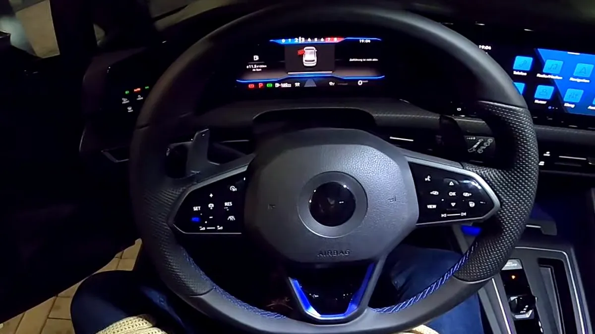 Un șofer s-a filmat în timp ce atinge 249 de km/h pe Autobahn cu VW Golf 8 R. Testul de viteză a fost făcut pe timp de noapte -  VIDEO