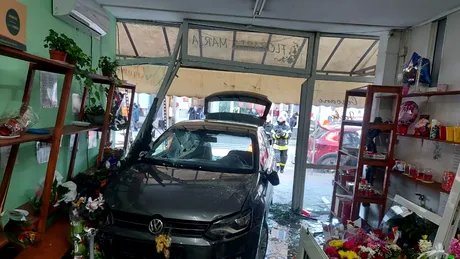 O șoferiță a luat pe capotă un pieton și a intrat cu mașina într-o florărie - VIDEO