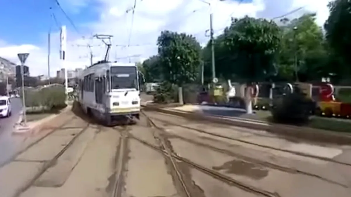 Au apărut imaginile! Momentul în care s-au ciocnit două tramvaie în București