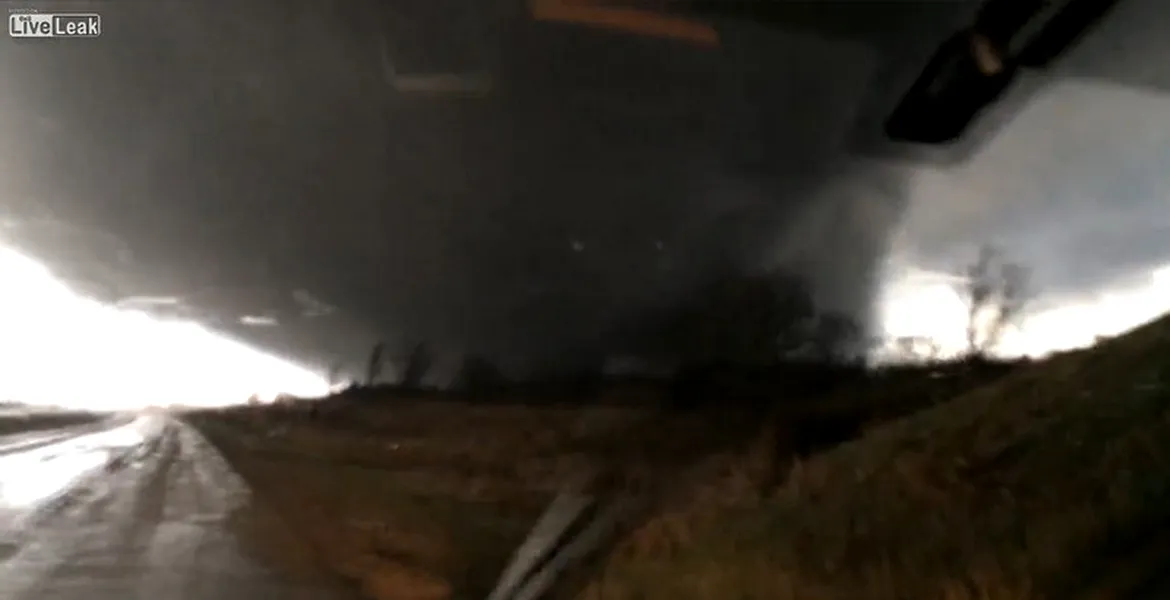 Cum se vede o tornadă de la trei metri distanţă. VIDEO