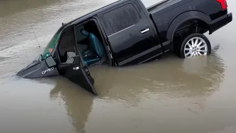 Zeci de mașini distruse de inundație. Imagini filmate cu drona