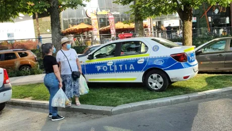 Primarul Robert Negoiță îi ceartă pe polițiștii care au parcat pe spațiul verde