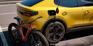 Ford Capri primește baterie LFP, autonomie mai mare și tehnologii noi. Cum se poziționează față de CUPRA Tavascan