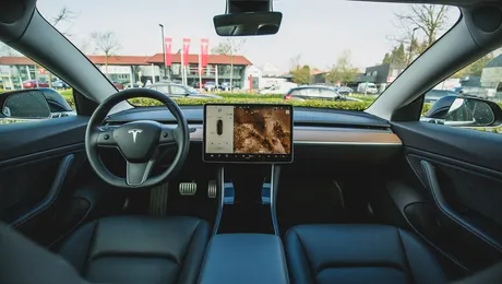 Tesla promovează funcția de condus autonom pentru un șofer care își pierde vederea