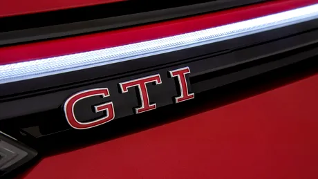 Noul Volkswagen Golf GTI, spionat fără camuflaj