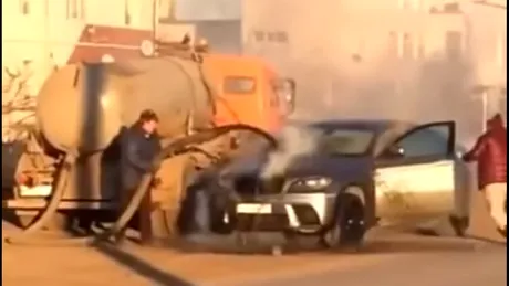 Un BMW în flăcări a fost stins cu... vidanja - VIDEO