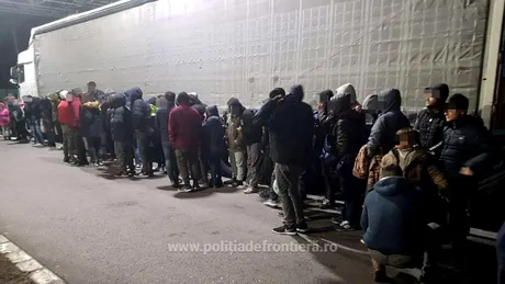 Imagini din vama Nădlac cu un TIR în care erau transportați 48 cetăţeni străini - VIDEO