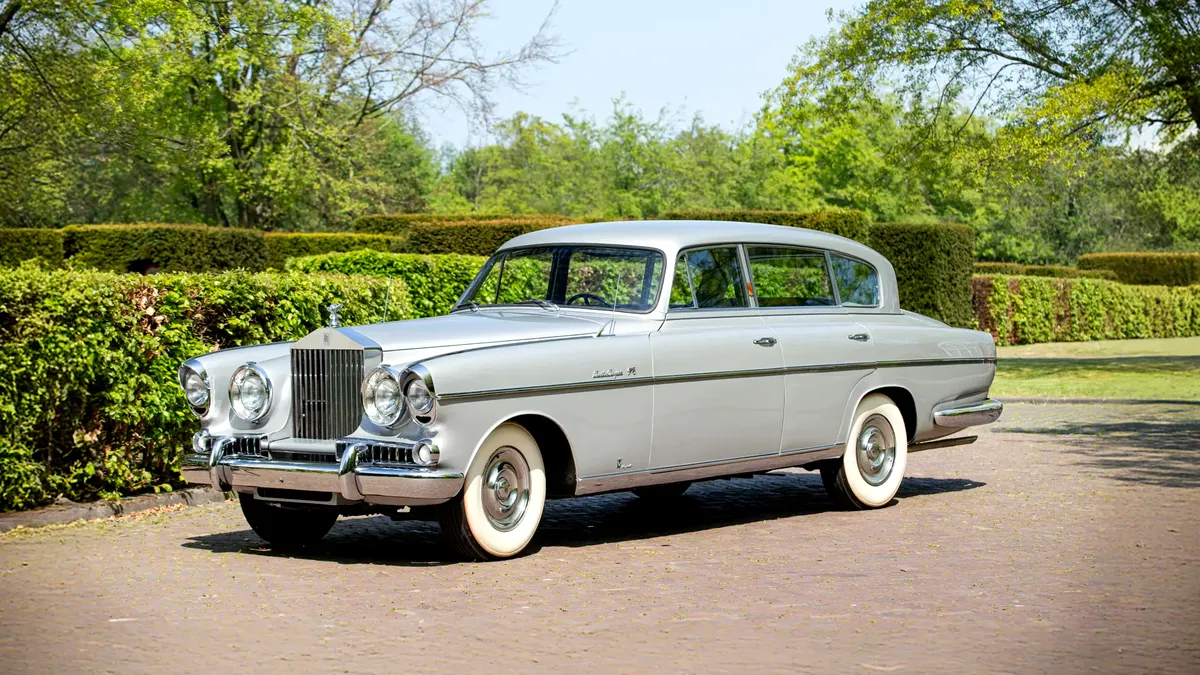 Cel mai exotic Rolls-Royce: Mașina de 126.500 de euro are toaletă placată cu aur care servește drept răcitor de șampanie. Statueta Spirit of Ecstasy e îngenuncheată