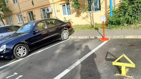 Un brașovean a găsit rezolvarea problemei insuficienței locurilor de parcare printr-un mesaj simplu - FOTO