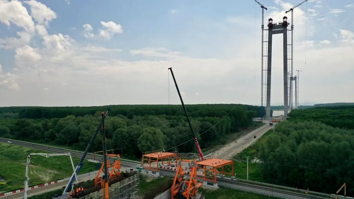 Începe ridicarea platformei de lucru la podul suspendat de la Brăila