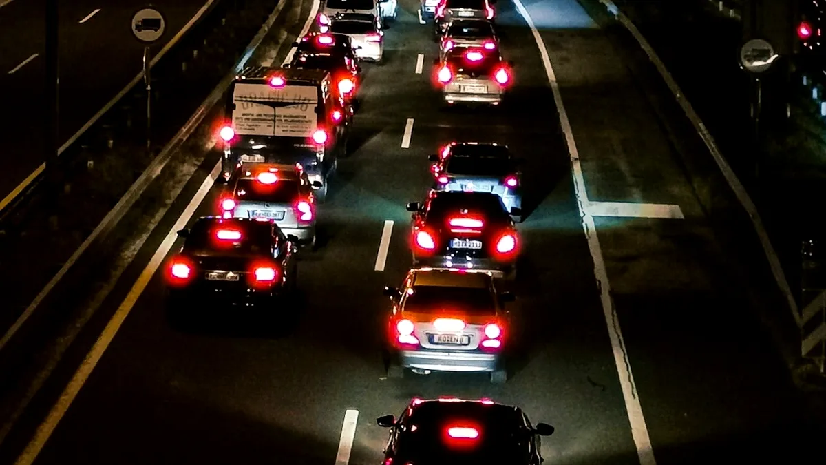 Motocicliștii cer legalizarea lane splitting-ului în România. O nevoie reală pentru fluidizarea traficului - VIDEO