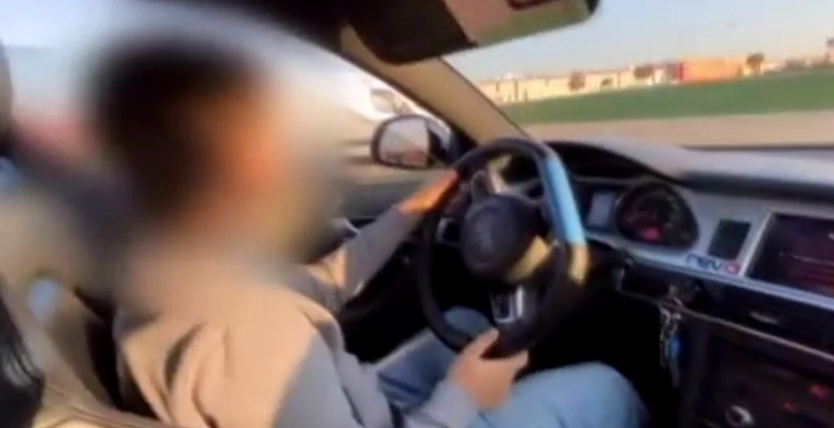 Din dragoste pentru mașini… și expunere. Un vlogger a lăsat un copil de 10 ani să îi conducă mașina – VIDEO