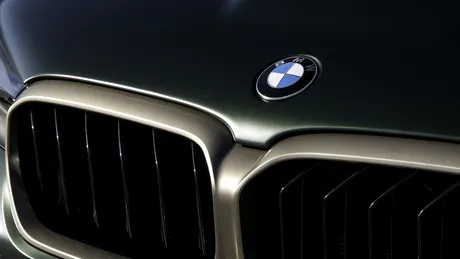 Proprietarul unui BMW s-a trezit cu mașina îngrădită. Care este motivul? FOTO