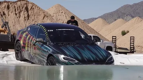Un Tesla Model S este condus pe sub apă pentru a demonstra... nu contează - VIDEO