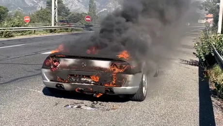 Un Ferrari a luat foc în timpul unui test drive - VIDEO
