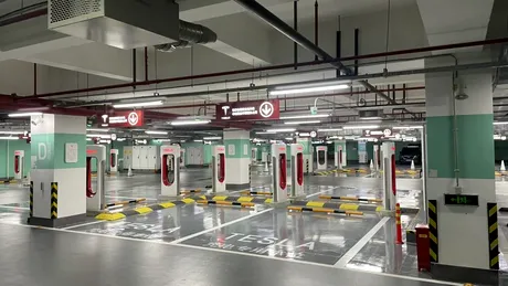 Tesla a construit cea mai mare stație de încărcare pentru mașini electrice din lume