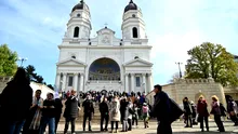 Cerșetor deși deține mai multe mașini! Suma FABULOASĂ obținută din cerșetorie la pelerinajul Sfintei Parascheva