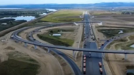 Video – A7 Adjud – Bacău se deschide în aproximativ o săptămână. UMB a mobilizat 250 de muncitori și 220 de utilaje