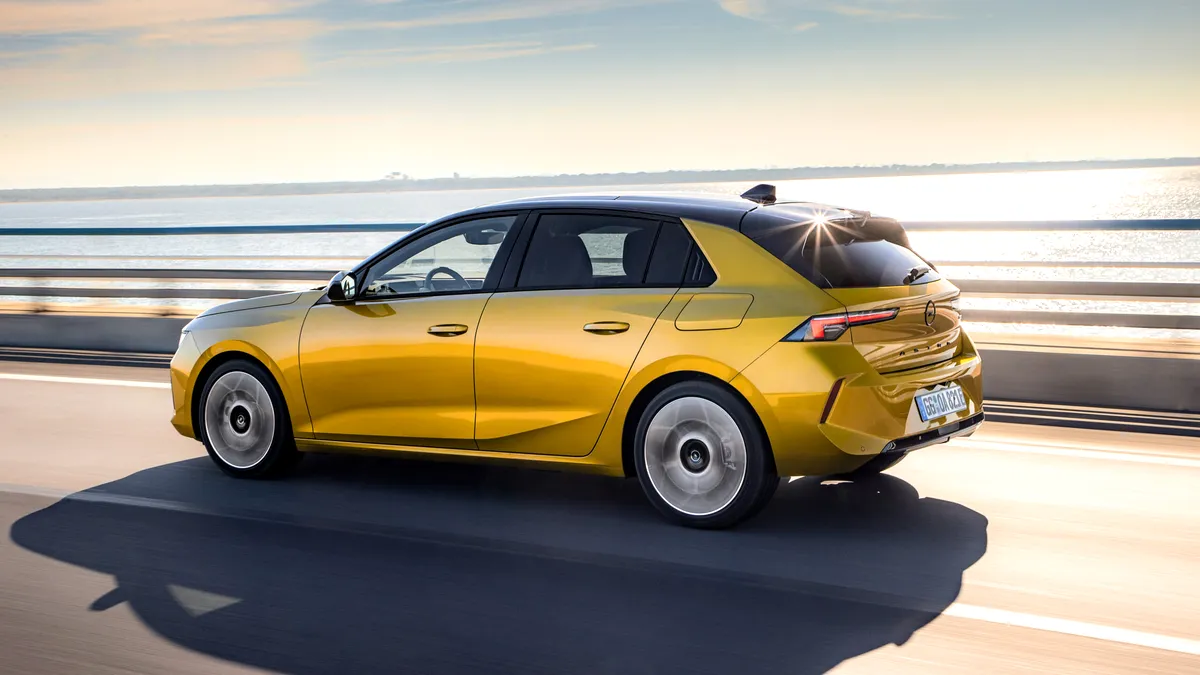 Opel Astra primește o nouă motorizare hibridă. Cât costă rivalul lui VW Golf?