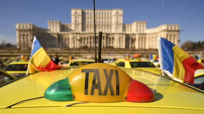 EXCLUSIV: Din august, cursele cu taxiul vor costa mai mult! Operatorii cer ANAF să intervină în piața de ridesharing