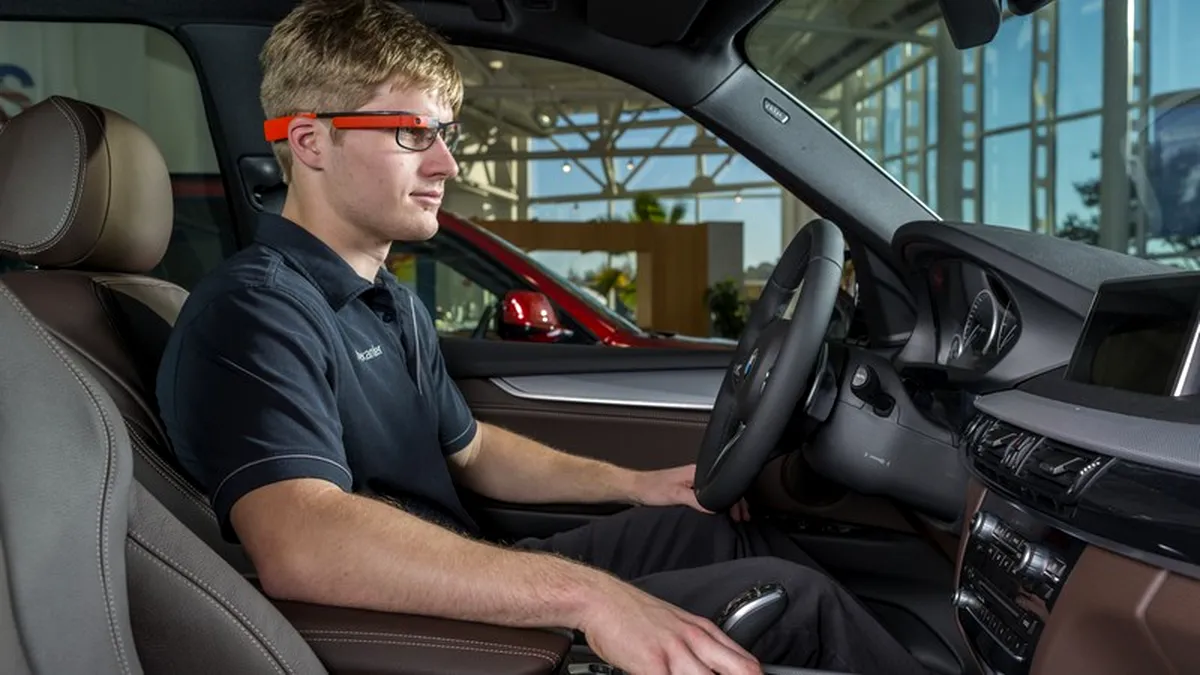 Angajaţii BMW muncesc deja în viitor: Google Glass, purtat de muncitori în uzină