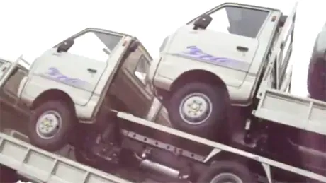 VIDEO: Câte camionete încap într-un camion?