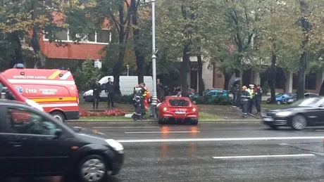 Un Ferrari a intrat într-un stâlp, în centrul Capitalei - VIDEO
