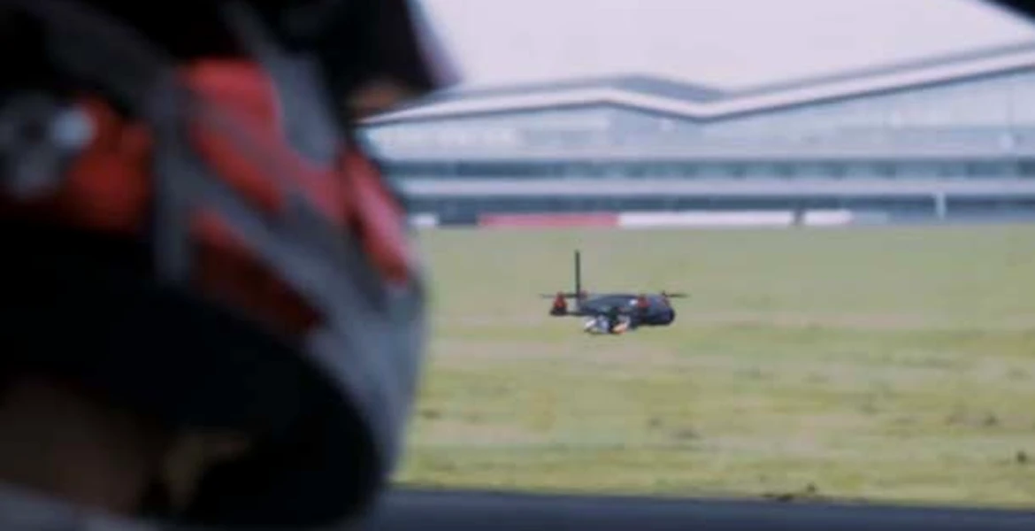 O dronă se ia la întrecere cu o maşină de curse. Cine câştigă? | VIDEO