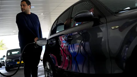 După o lună de război, în Iran benzina a rămas la 12 bani/litru. În România a depășit 9,3 lei